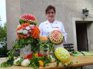 Kunstvoll geschnitztes Obst und Gemüse beim Gemeindefest 2016