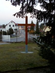 Neu errichtetes Holzkreuz an der Kirche St. Andreas