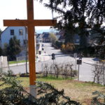 Neues Holzkreuz vor der St. Andreas Kirche