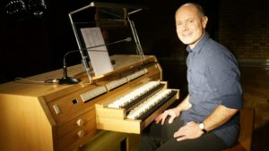 Organist Patrick Gläser an einer Orgel